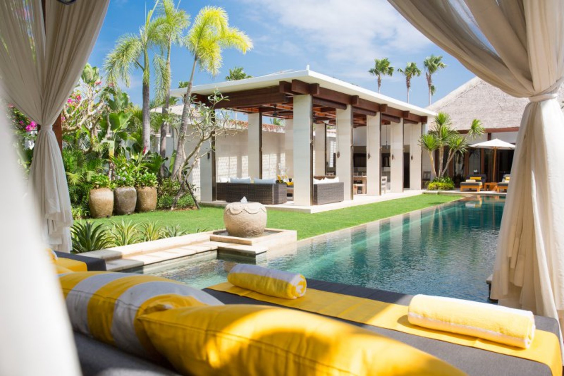 Eine luxuriöse Oase nur wenige Schritte vom Ufer entfernt – Bali Villa 1008