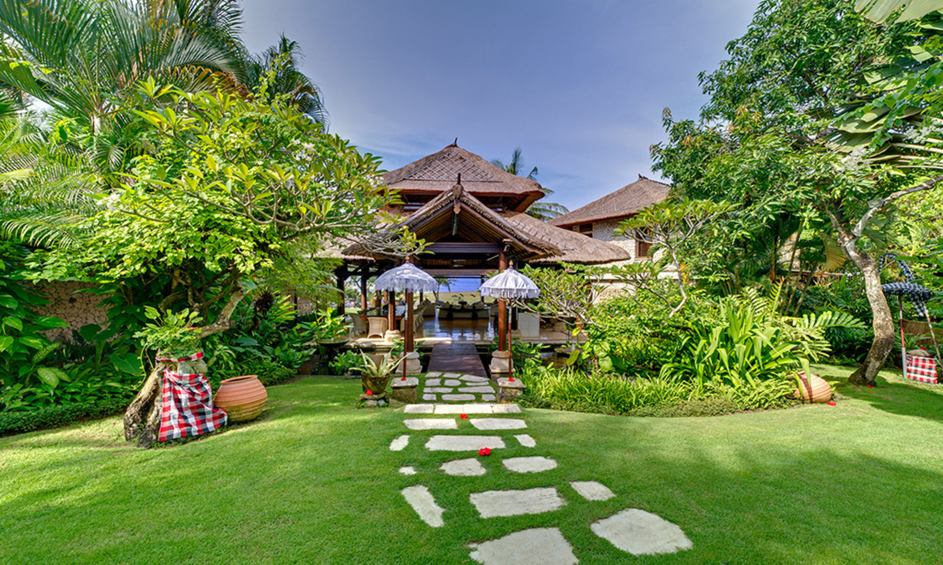 Elegantes Strandrefugium mit Pool – Bali Villa 1046