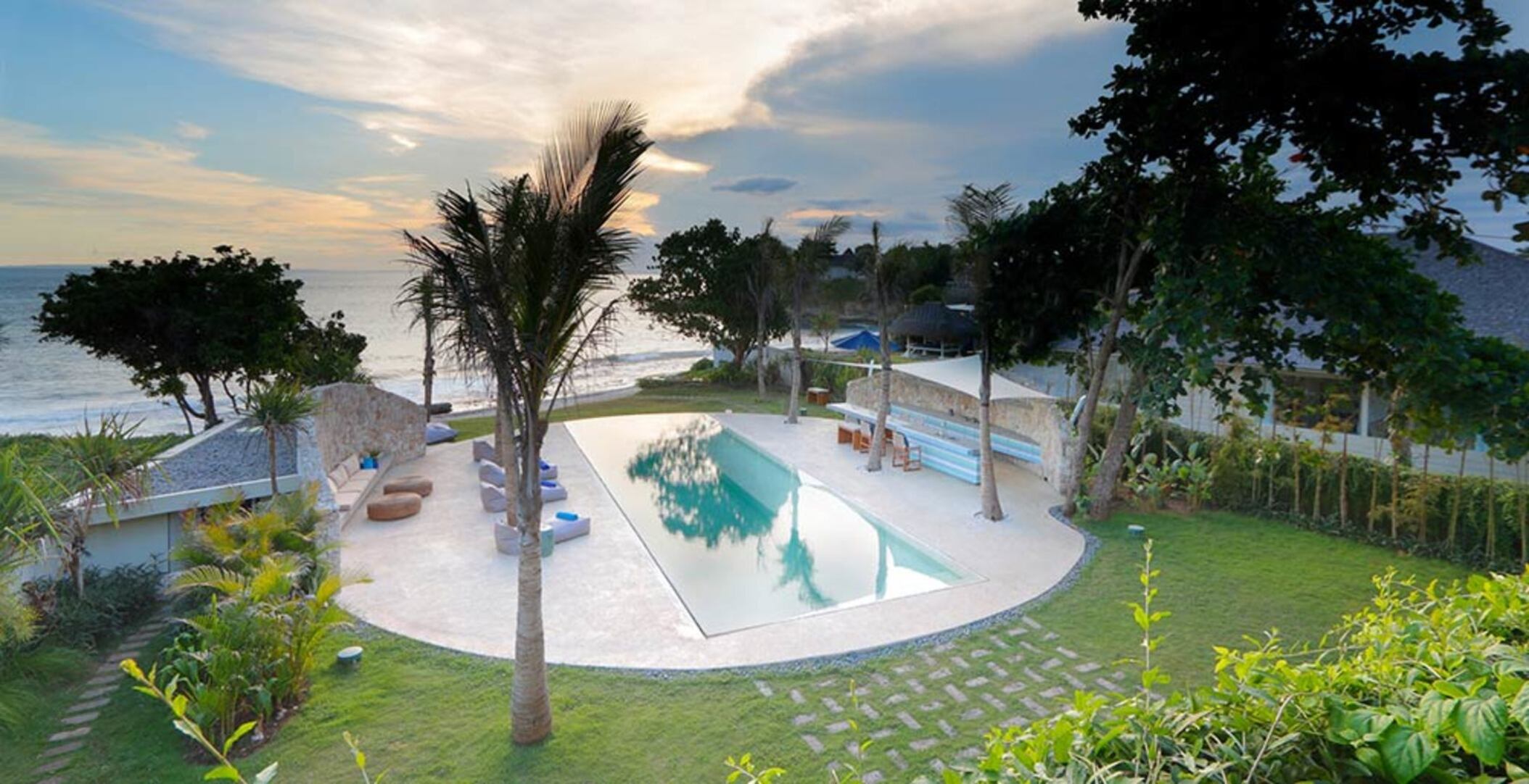 Nur wenige Schritte vom Meer entfernt, in Luxus gehüllt – Bali Villa 1073
