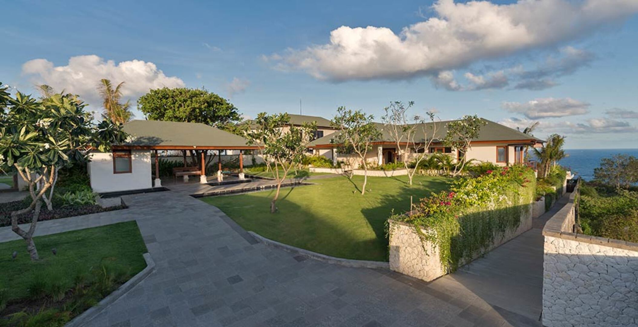 Abgeschiedene Eleganz mit Meerblick – Bali Villa 1090