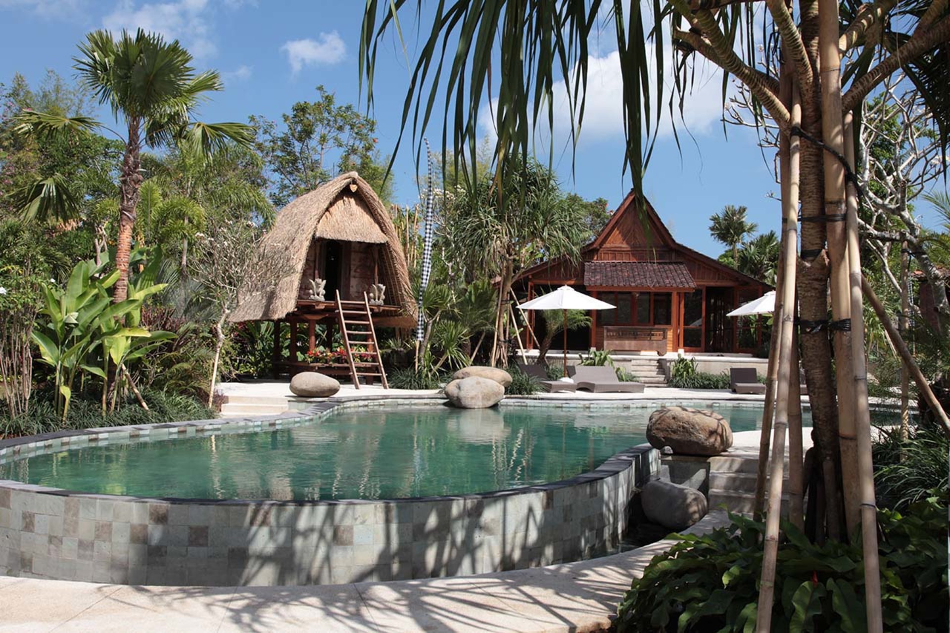 Abgeschiedener Komfort, nur wenige Schritte vom Strand entfernt – Bali Villa 1096
