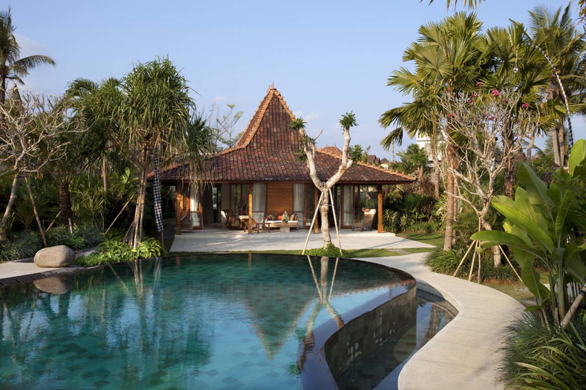 Abgeschiedener Komfort, nur wenige Schritte vom Strand entfernt – Bali Villa 1096