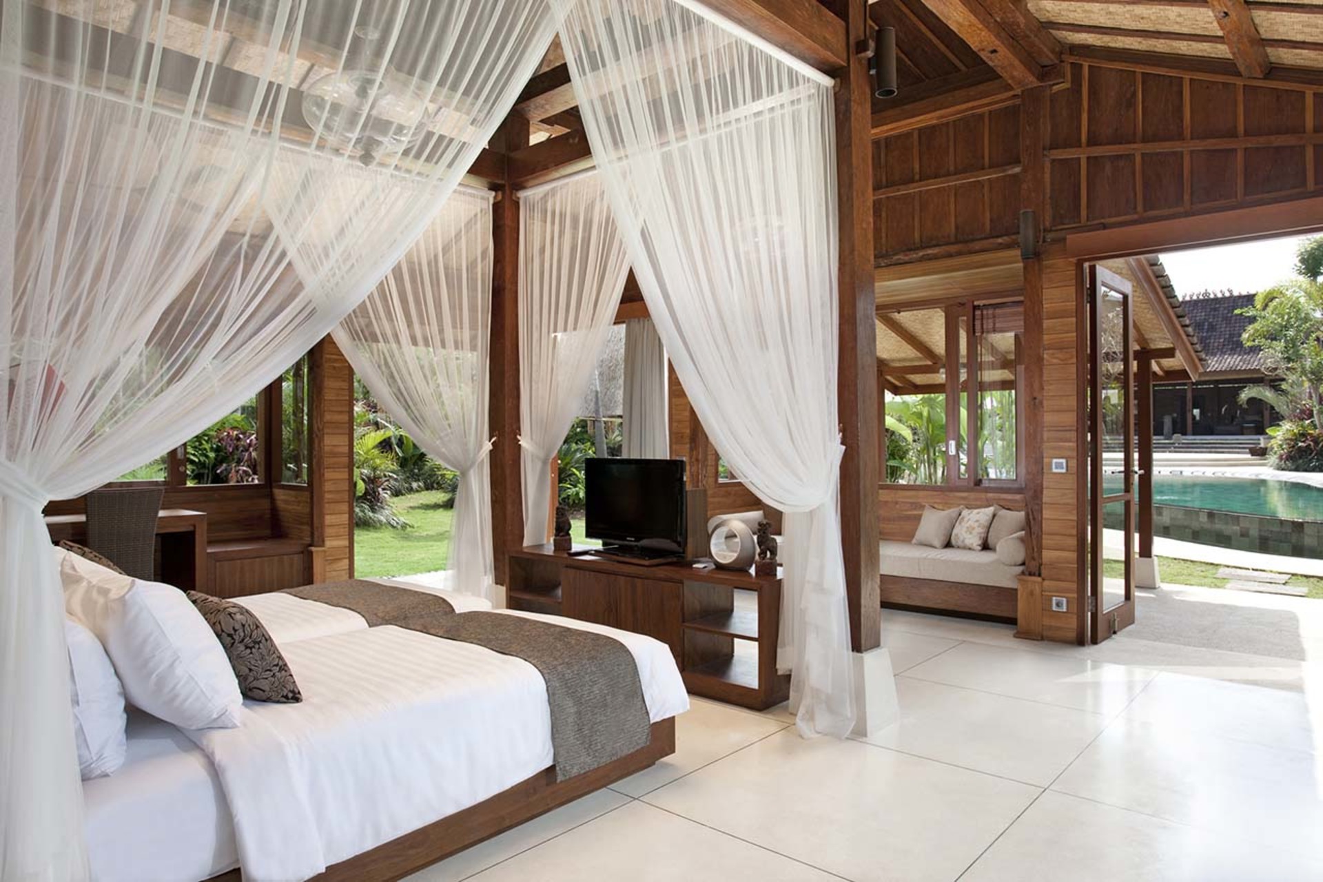 Abgeschiedener Komfort, nur wenige Schritte vom Strand entfernt – Bali Villa 1096