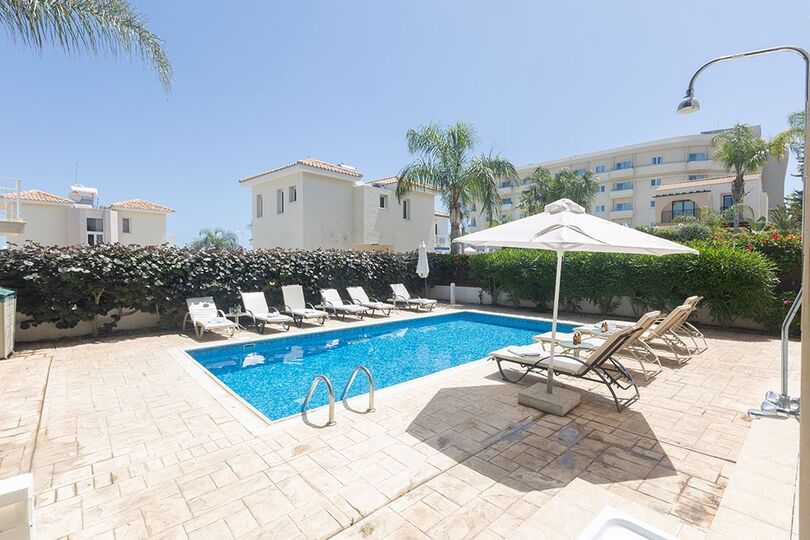 Stellen Sie sich vor, Sie entspannen sich neben Ihrem privaten Pool in Protaras und lesen Ihr Lieblingsbuch, Protaras Villa 1244