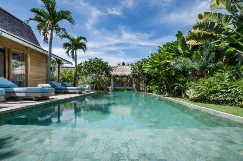 Stellen Sie sich vor, Sie entspannen sich neben Ihrem privaten Pool in Kerobokan, während Ihnen das Personal eiskalte Getränke serviert, Villa Bali 2007