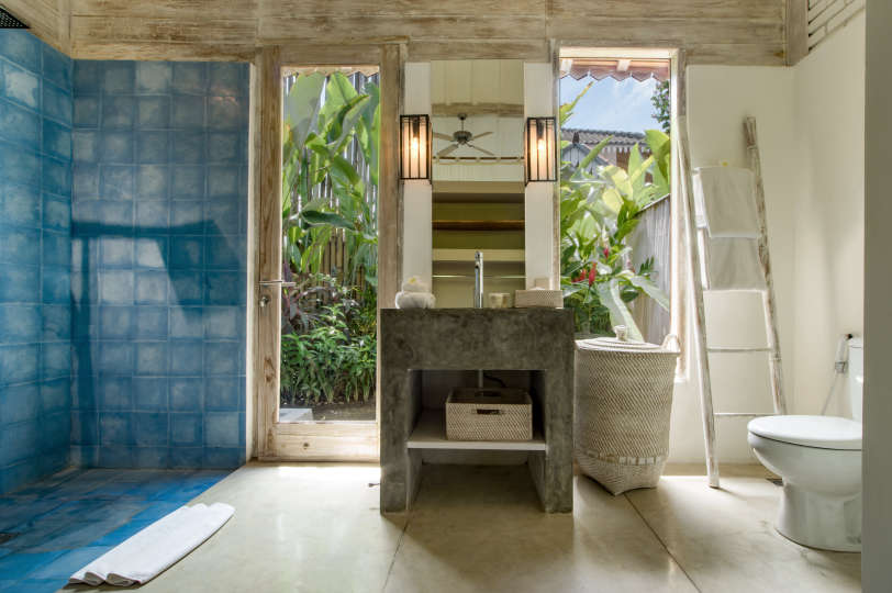 Stellen Sie sich vor, Sie entspannen sich neben Ihrem privaten Pool in Kerobokan, während Ihnen das Personal eiskalte Getränke serviert, Villa Bali 2007