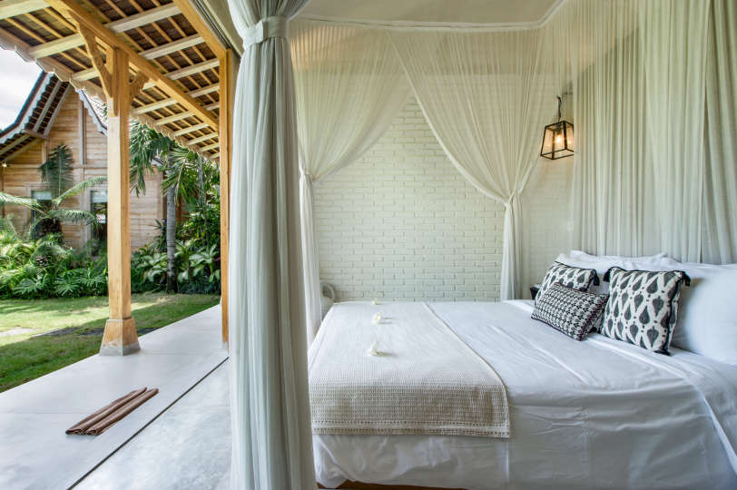 Stellen Sie sich vor, Sie entspannen sich neben Ihrem privaten Pool in Kerobokan, während Ihnen das Personal eiskalte Getränke serviert, Villa Bali 2007