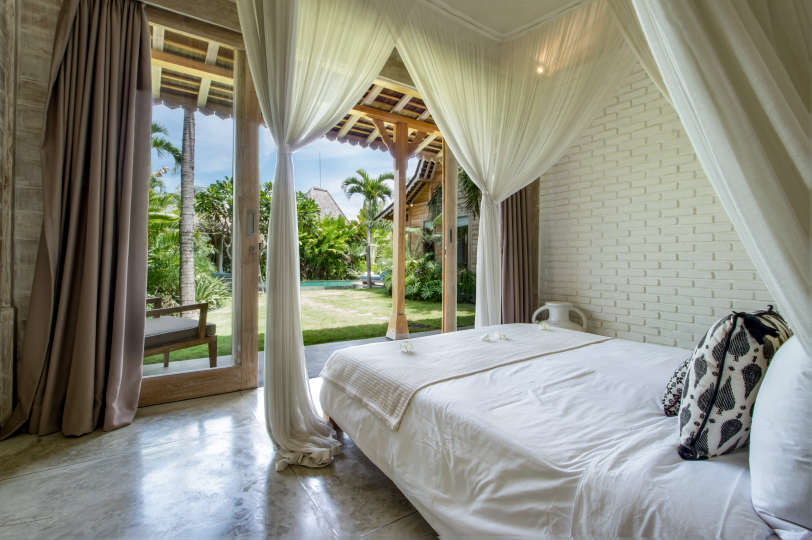 Stellen Sie sich vor, Sie entspannen sich neben Ihrem privaten Pool in Kerobokan, während Ihnen das Personal eiskalte Getränke serviert, Villa Bali 2007
