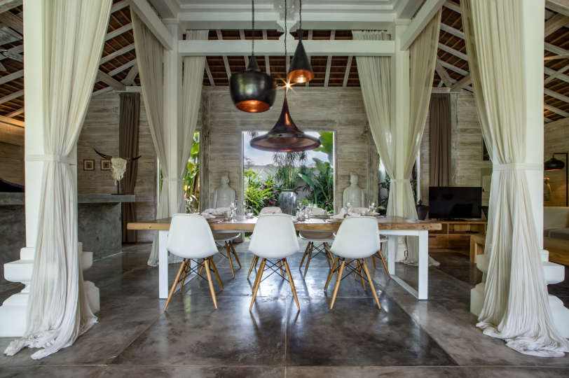 Stellen Sie sich vor, Sie entspannen sich neben Ihrem privaten Pool in Kerobokan, während Ihnen das Personal eiskalte Getränke serviert, Villa Bali 2007
