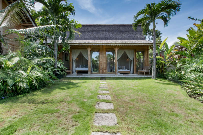Stellen Sie sich vor, Sie entspannen sich neben Ihrem privaten Pool in Kerobokan, während Ihnen das Personal eiskalte Getränke serviert, Villa Bali 2007