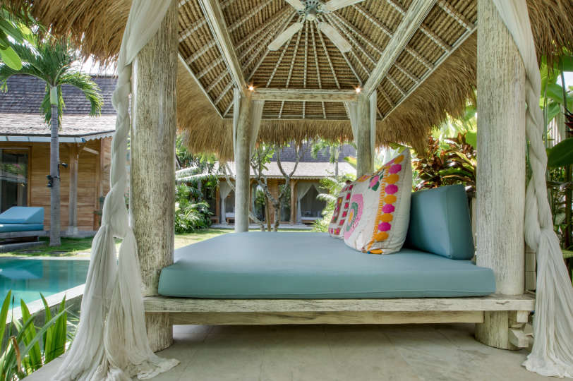 Stellen Sie sich vor, Sie entspannen sich neben Ihrem privaten Pool in Kerobokan, während Ihnen das Personal eiskalte Getränke serviert, Villa Bali 2007