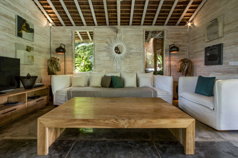 Stellen Sie sich vor, Sie entspannen sich neben Ihrem privaten Pool in Kerobokan, während Ihnen das Personal eiskalte Getränke serviert, Villa Bali 2007