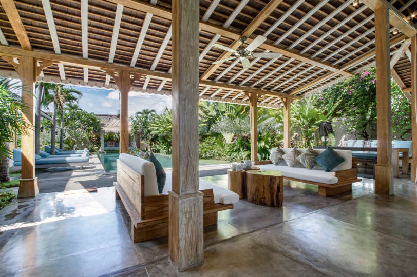 Stellen Sie sich vor, Sie entspannen sich neben Ihrem privaten Pool in Kerobokan, während Ihnen das Personal eiskalte Getränke serviert, Villa Bali 2007