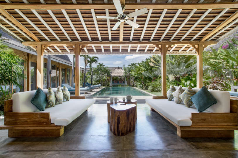 Stellen Sie sich vor, Sie entspannen sich neben Ihrem privaten Pool in Kerobokan, während Ihnen das Personal eiskalte Getränke serviert, Villa Bali 2007