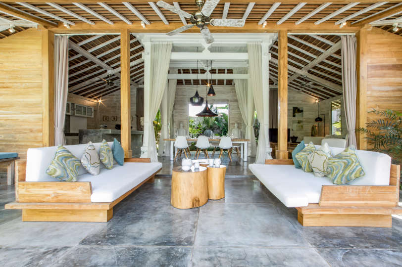 Stellen Sie sich vor, Sie entspannen sich neben Ihrem privaten Pool in Kerobokan, während Ihnen das Personal eiskalte Getränke serviert, Villa Bali 2007