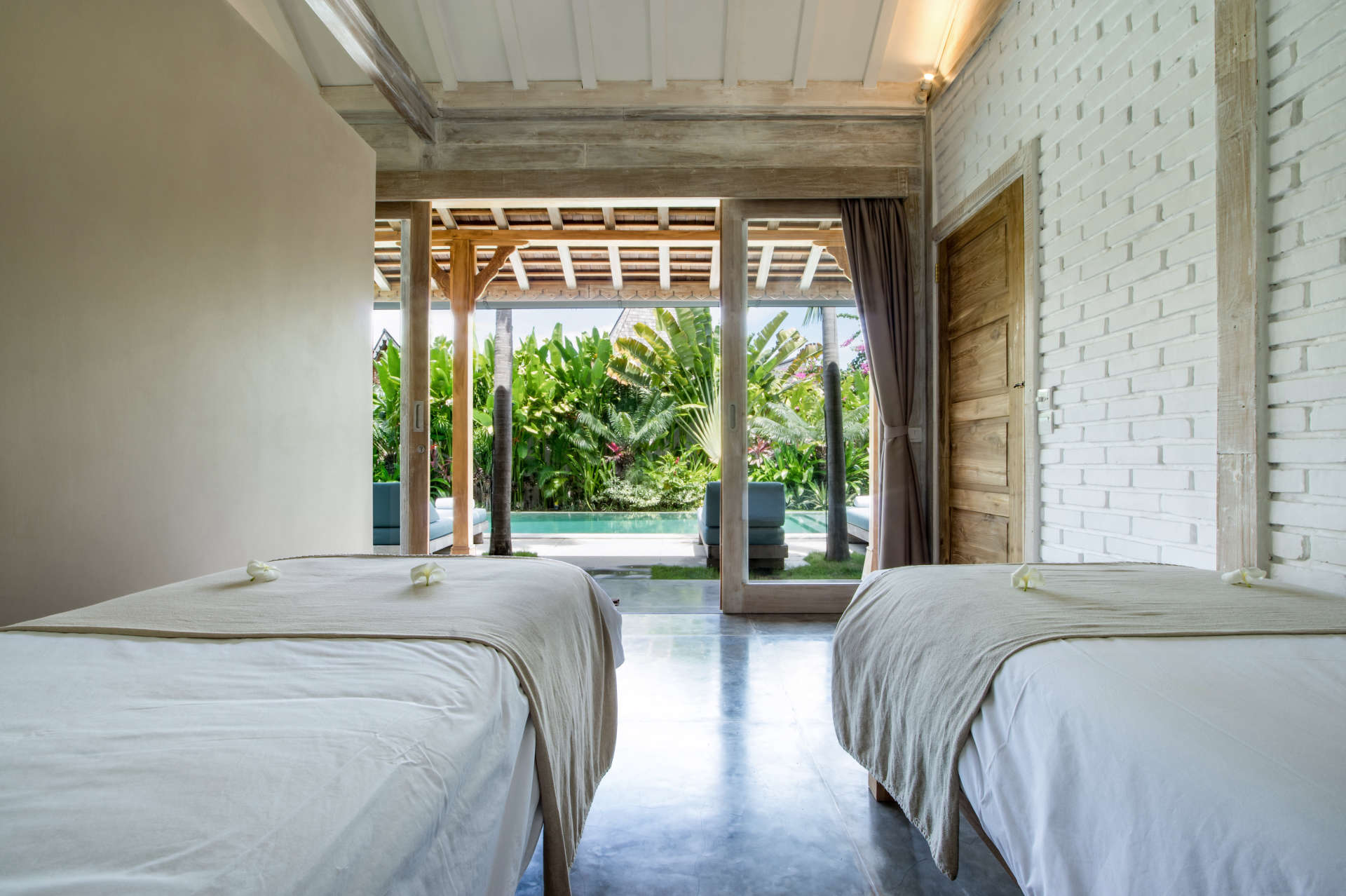 Stellen Sie sich vor, Sie entspannen sich neben Ihrem privaten Pool in Kerobokan, während Ihnen das Personal eiskalte Getränke serviert, Villa Bali 2007
