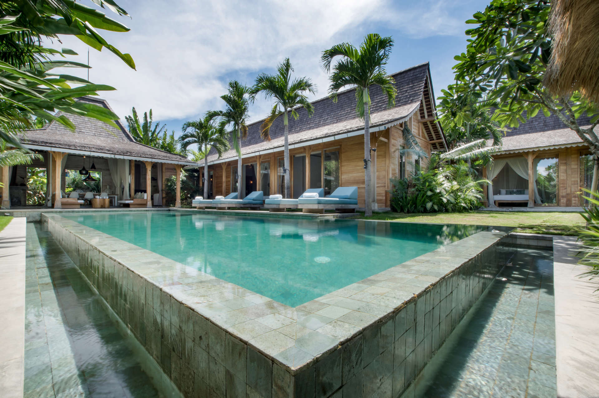 Stellen Sie sich vor, Sie entspannen sich neben Ihrem privaten Pool in Kerobokan, während Ihnen das Personal eiskalte Getränke serviert, Villa Bali 2007
