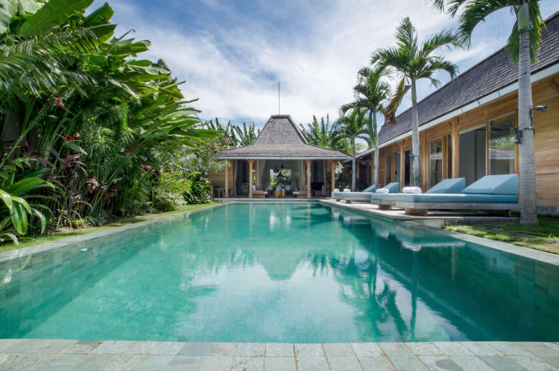 Stellen Sie sich vor, Sie entspannen sich neben Ihrem privaten Pool in Kerobokan, während Ihnen das Personal eiskalte Getränke serviert, Villa Bali 2007