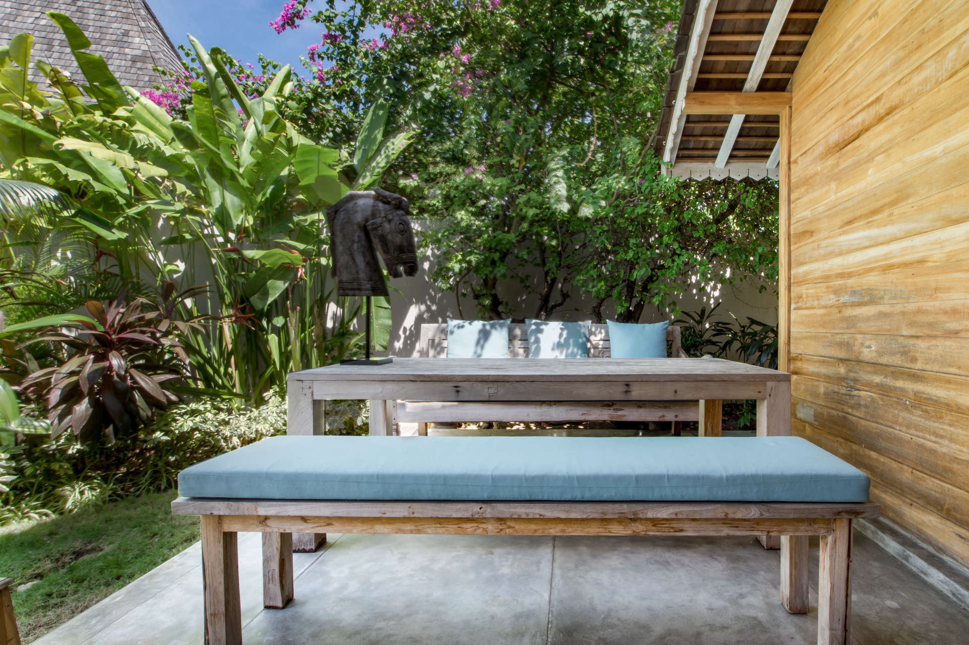 Stellen Sie sich vor, Sie entspannen sich neben Ihrem privaten Pool in Kerobokan, während Ihnen das Personal eiskalte Getränke serviert, Villa Bali 2007