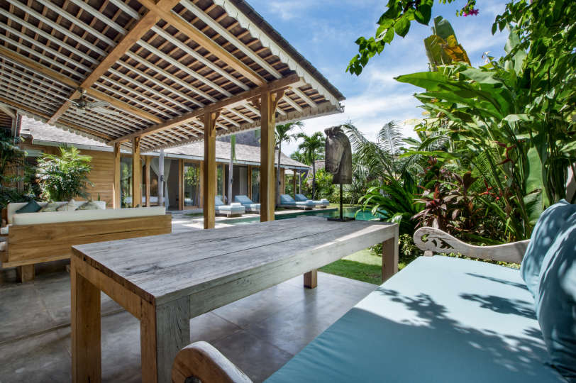 Stellen Sie sich vor, Sie entspannen sich neben Ihrem privaten Pool in Kerobokan, während Ihnen das Personal eiskalte Getränke serviert, Villa Bali 2007