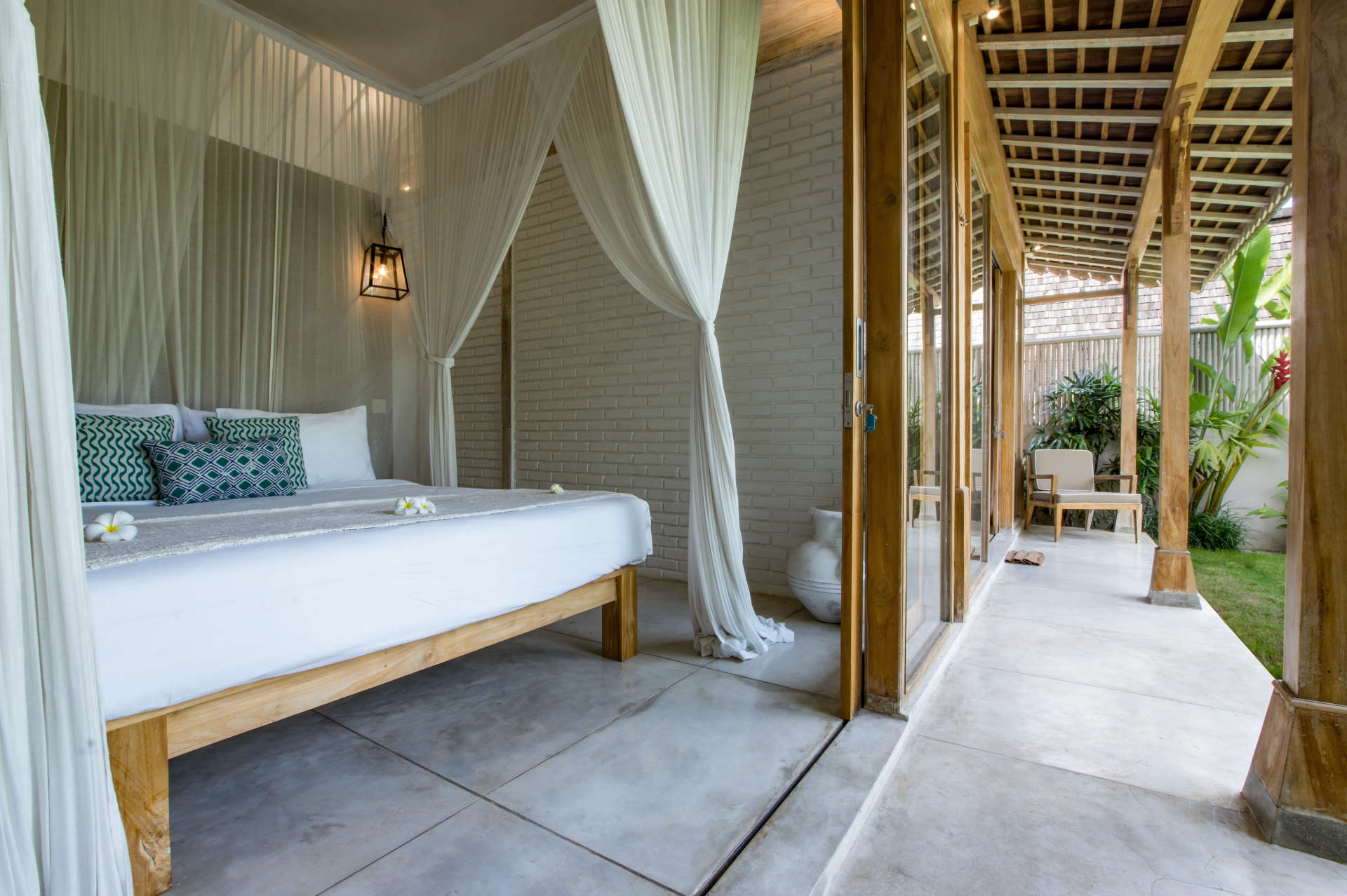 Stellen Sie sich vor, Sie entspannen sich neben Ihrem privaten Pool in Kerobokan, während Ihnen das Personal eiskalte Getränke serviert, Villa Bali 2007