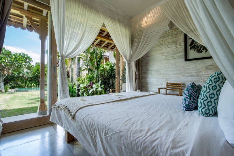 Stellen Sie sich vor, Sie entspannen sich neben Ihrem privaten Pool in Kerobokan, während Ihnen das Personal eiskalte Getränke serviert, Villa Bali 2007