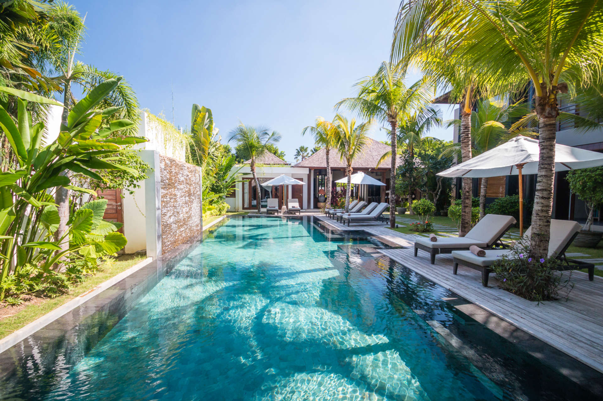 So mieten Sie Ihre eigene private Luxus-Ferienvilla in Seminyak günstiger als im Standardhotel Villa Bali 2040