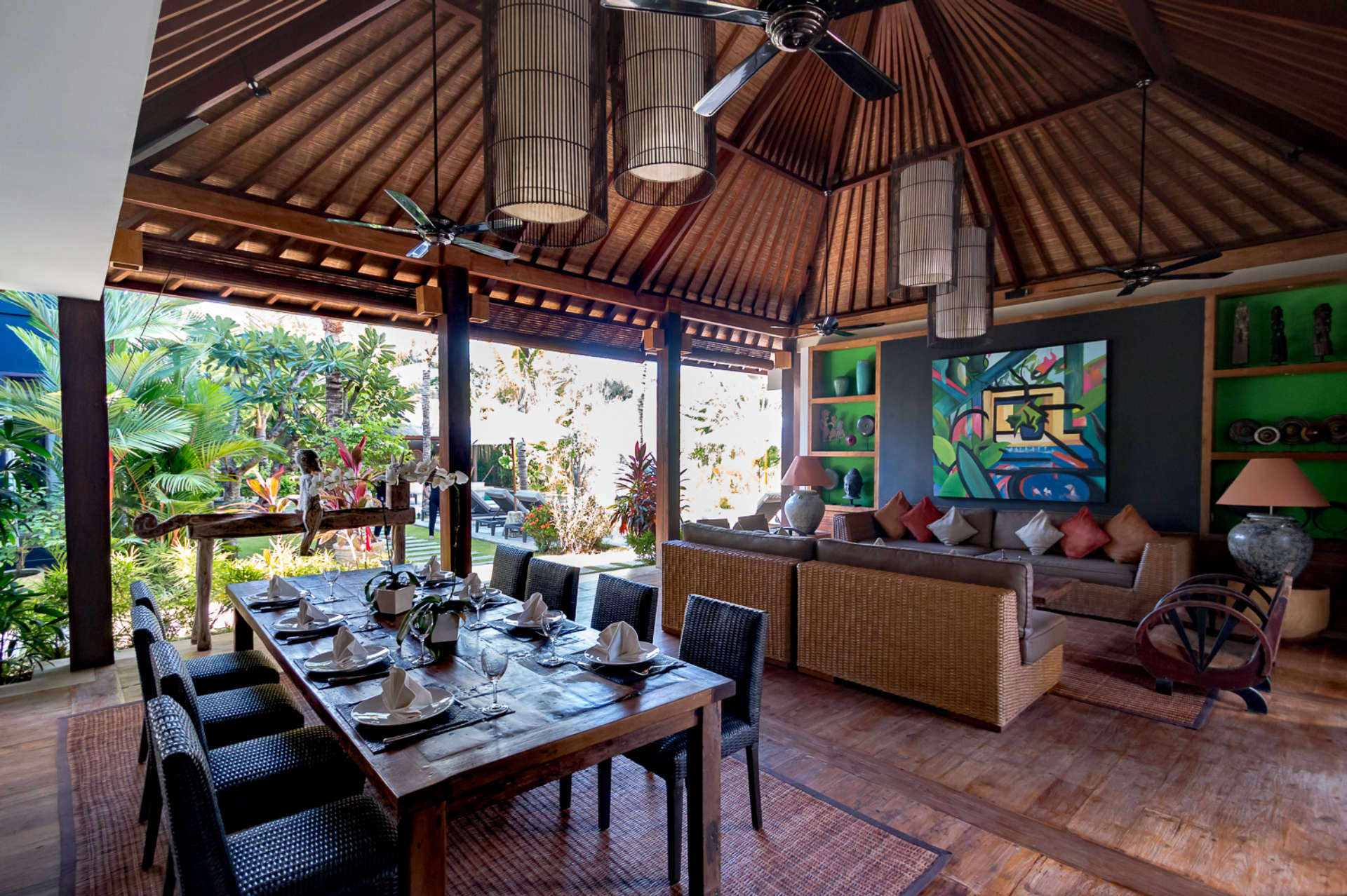 So mieten Sie Ihre eigene private Luxus-Ferienvilla in Seminyak günstiger als im Standardhotel Villa Bali 2040