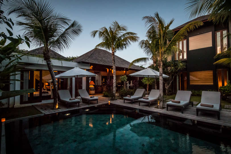So mieten Sie Ihre eigene private Luxus-Ferienvilla in Seminyak günstiger als im Standardhotel Villa Bali 2040