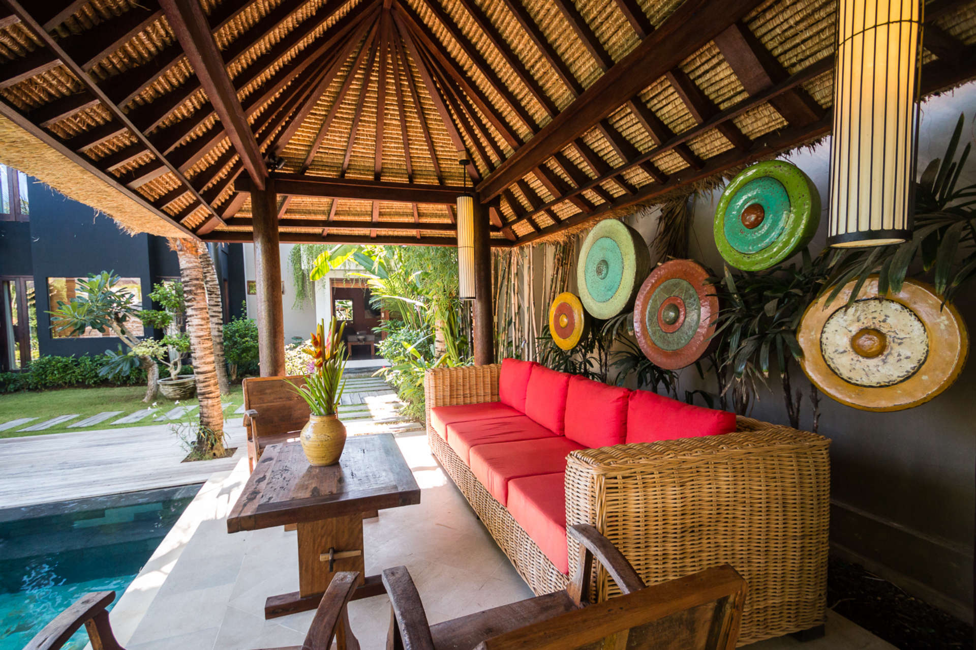 So mieten Sie Ihre eigene private Luxus-Ferienvilla in Seminyak günstiger als im Standardhotel Villa Bali 2040