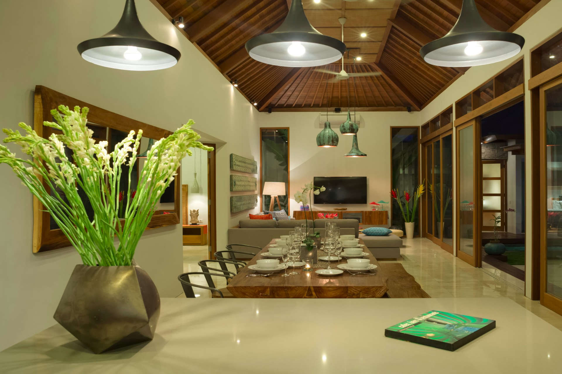 Stellen Sie sich vor, Ihre Familie mietet eine luxuriöse Ferienvilla in der Nähe der Hauptattraktionen von Seminyak, Villa Bali 2043