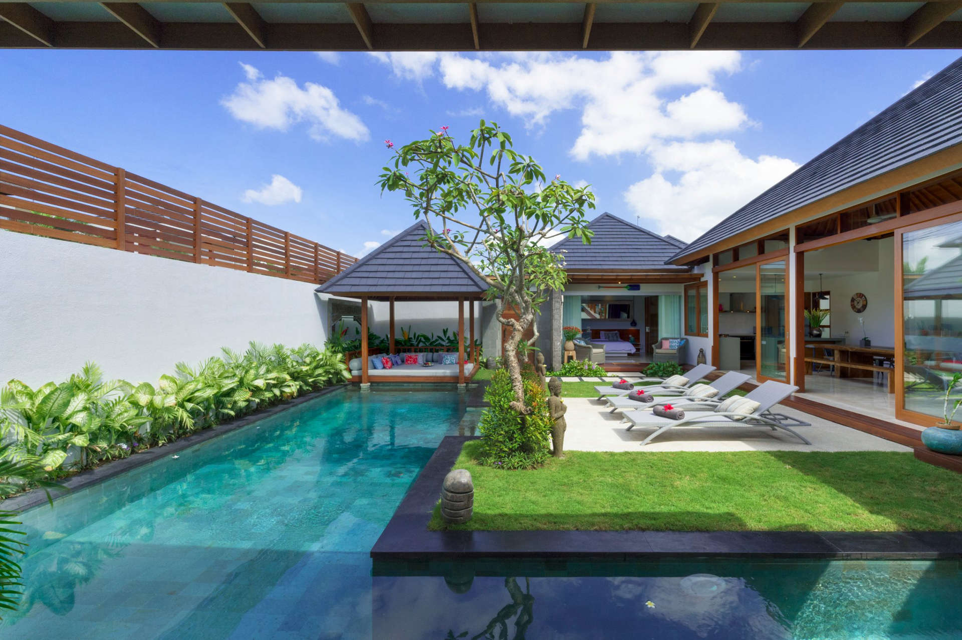 Stellen Sie sich vor, Ihre Familie mietet eine luxuriöse Ferienvilla in der Nähe der Hauptattraktionen von Seminyak, Villa Bali 2043