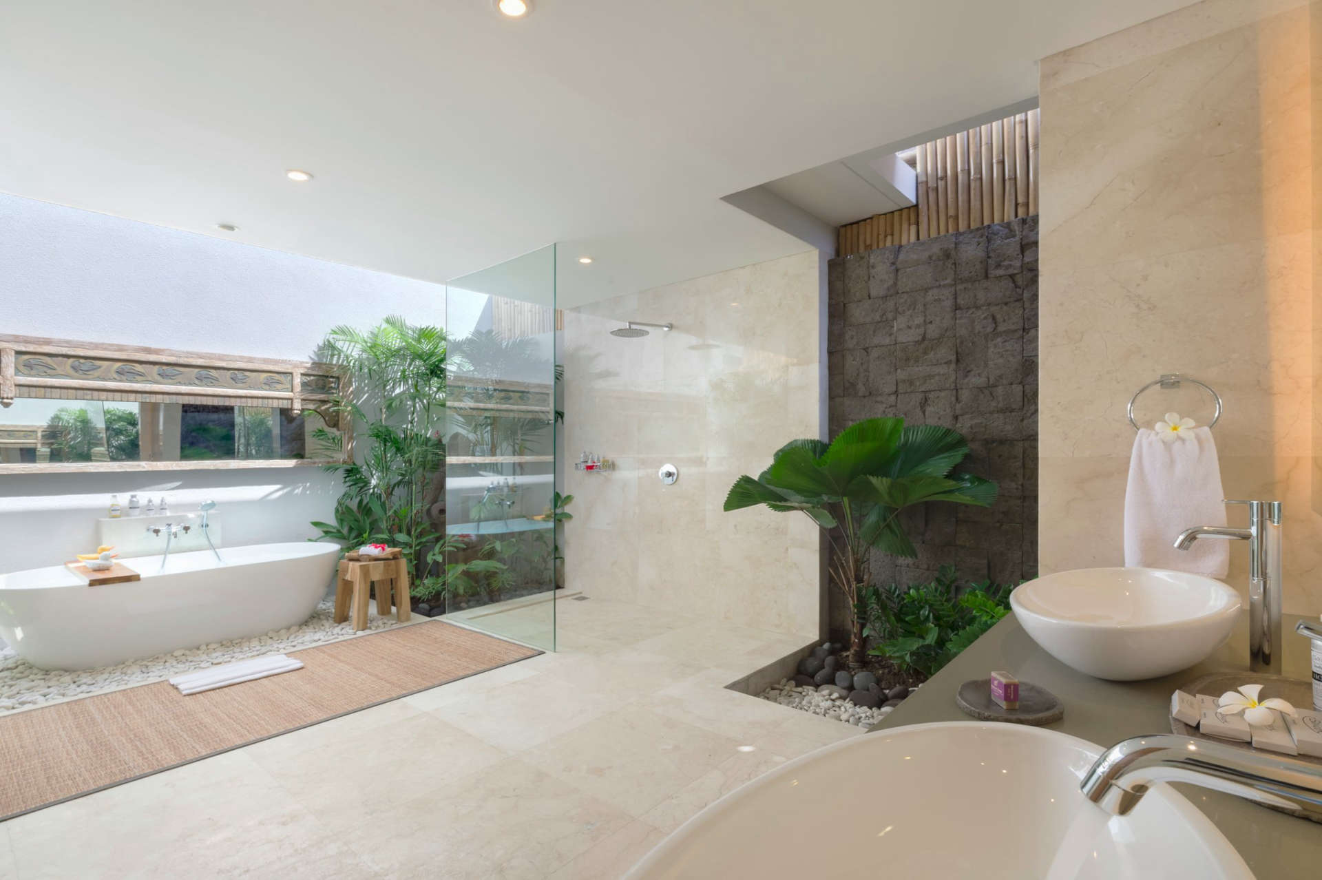 Stellen Sie sich vor, Ihre Familie mietet eine luxuriöse Ferienvilla in der Nähe der Hauptattraktionen von Seminyak, Villa Bali 2043