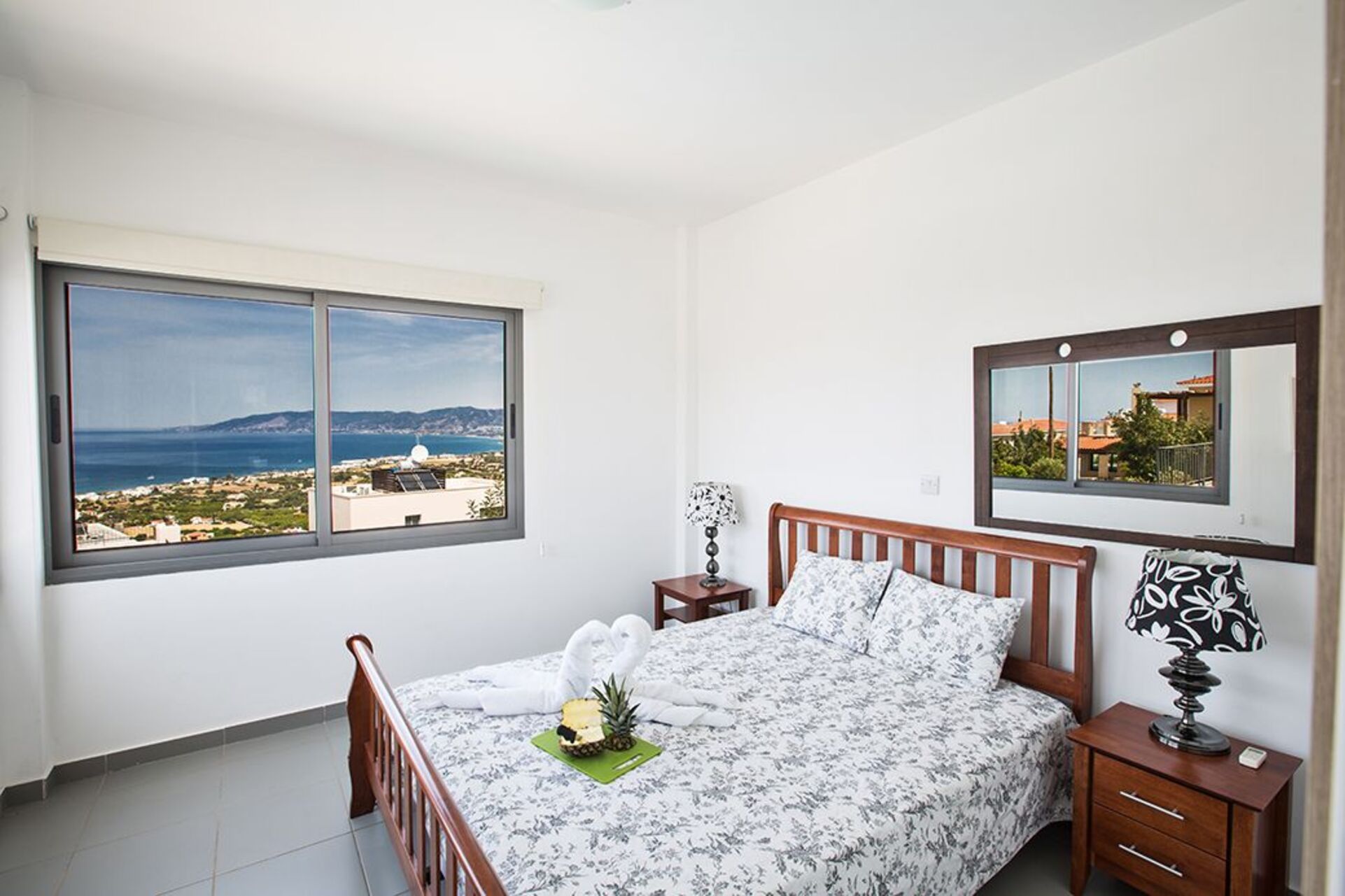 Stellen Sie sich vor, Sie entspannen sich neben Ihrem privaten Pool in Ihrer Villa und lesen Ihr Lieblingsbuch, Latchi Villa 1265