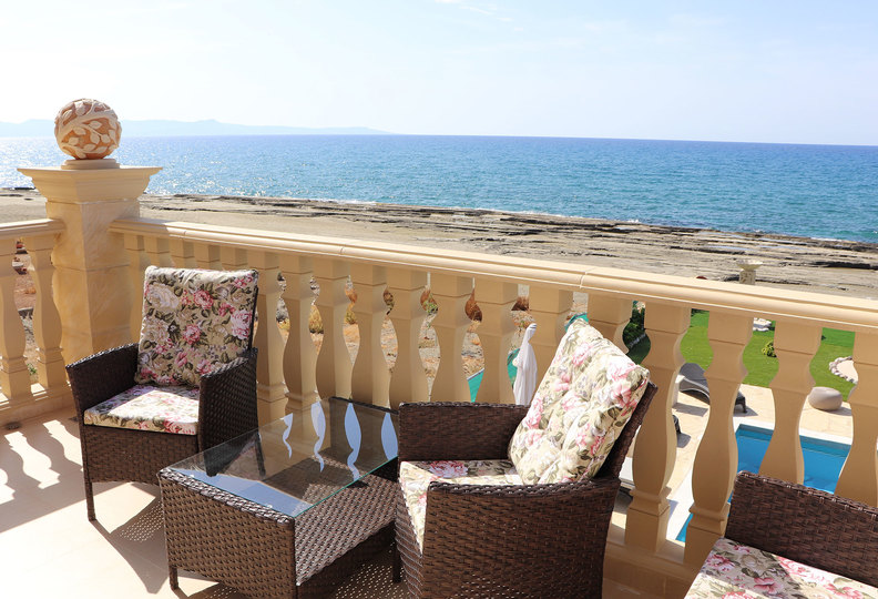 Stellen Sie sich vor, Sie mieten Ihre eigene 5-Sterne-Privatvilla am Strand auf Zypern, Paphos Villa 1410