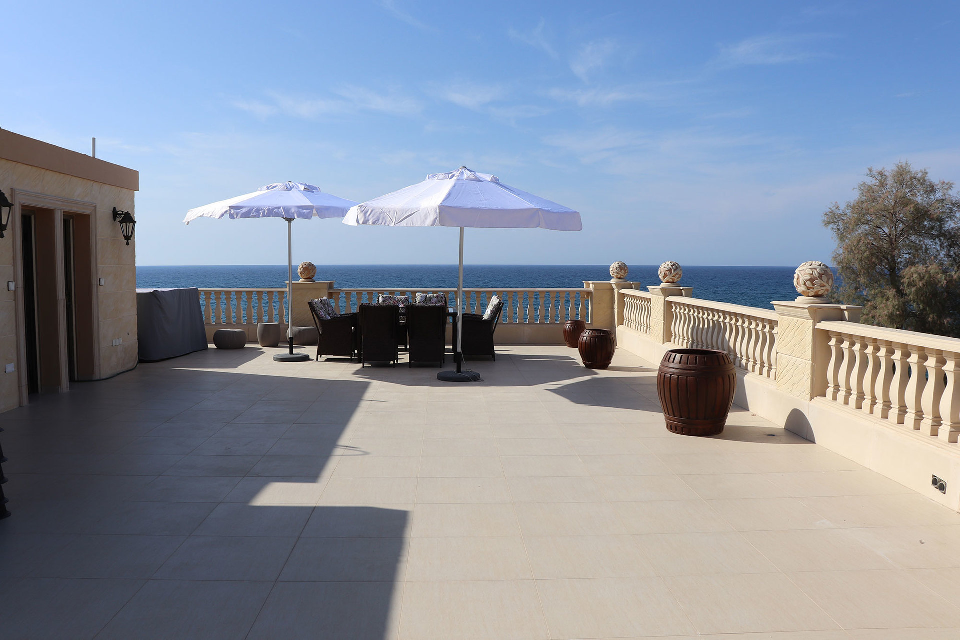 Stellen Sie sich vor, Sie mieten Ihre eigene 5-Sterne-Privatvilla am Strand auf Zypern, Paphos Villa 1410