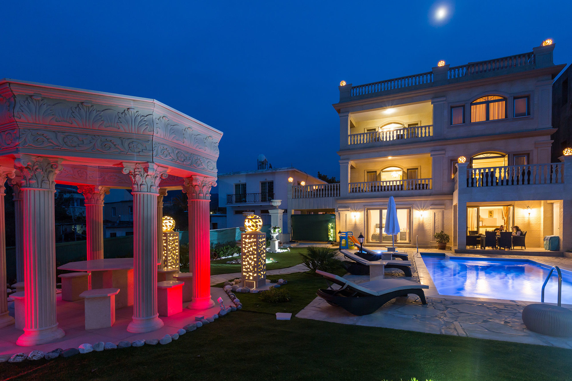 Stellen Sie sich vor, Sie mieten Ihre eigene 5-Sterne-Privatvilla am Strand auf Zypern, Paphos Villa 1410