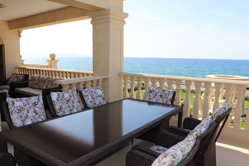 Stellen Sie sich vor, Sie mieten Ihre eigene 5-Sterne-Privatvilla am Strand auf Zypern, Paphos Villa 1410