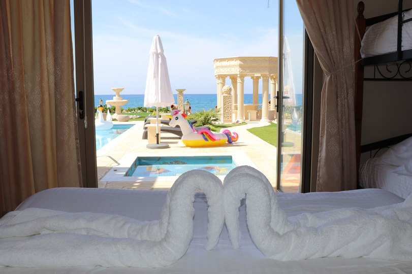 Stellen Sie sich vor, Sie mieten Ihre eigene 5-Sterne-Privatvilla am Strand auf Zypern, Paphos Villa 1410