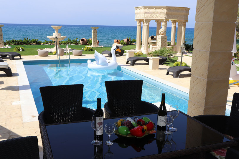Stellen Sie sich vor, Sie mieten Ihre eigene 5-Sterne-Privatvilla am Strand auf Zypern, Paphos Villa 1410