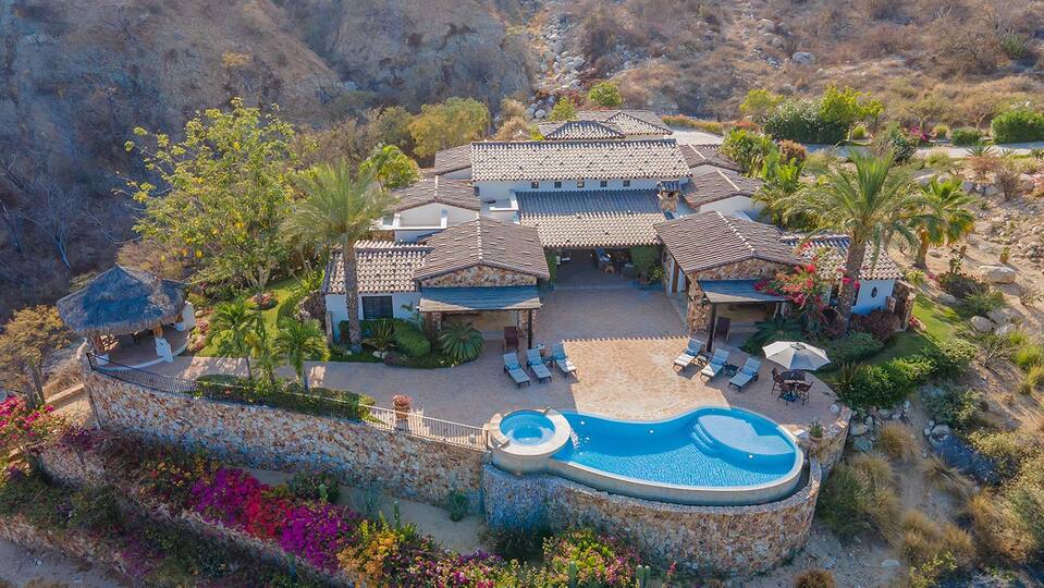 Luxuriöse 5-Sterne-Villa in San José: Pool- und Strandglück!