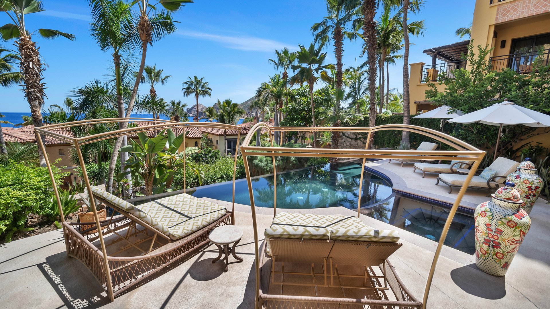 Stellen Sie sich vor, wie Sie an Ihrem privaten Pool in Cabo San Lucas entspannen und Ihr Lieblingsbuch lesen, Villa 1028 in Cabo San Lucas