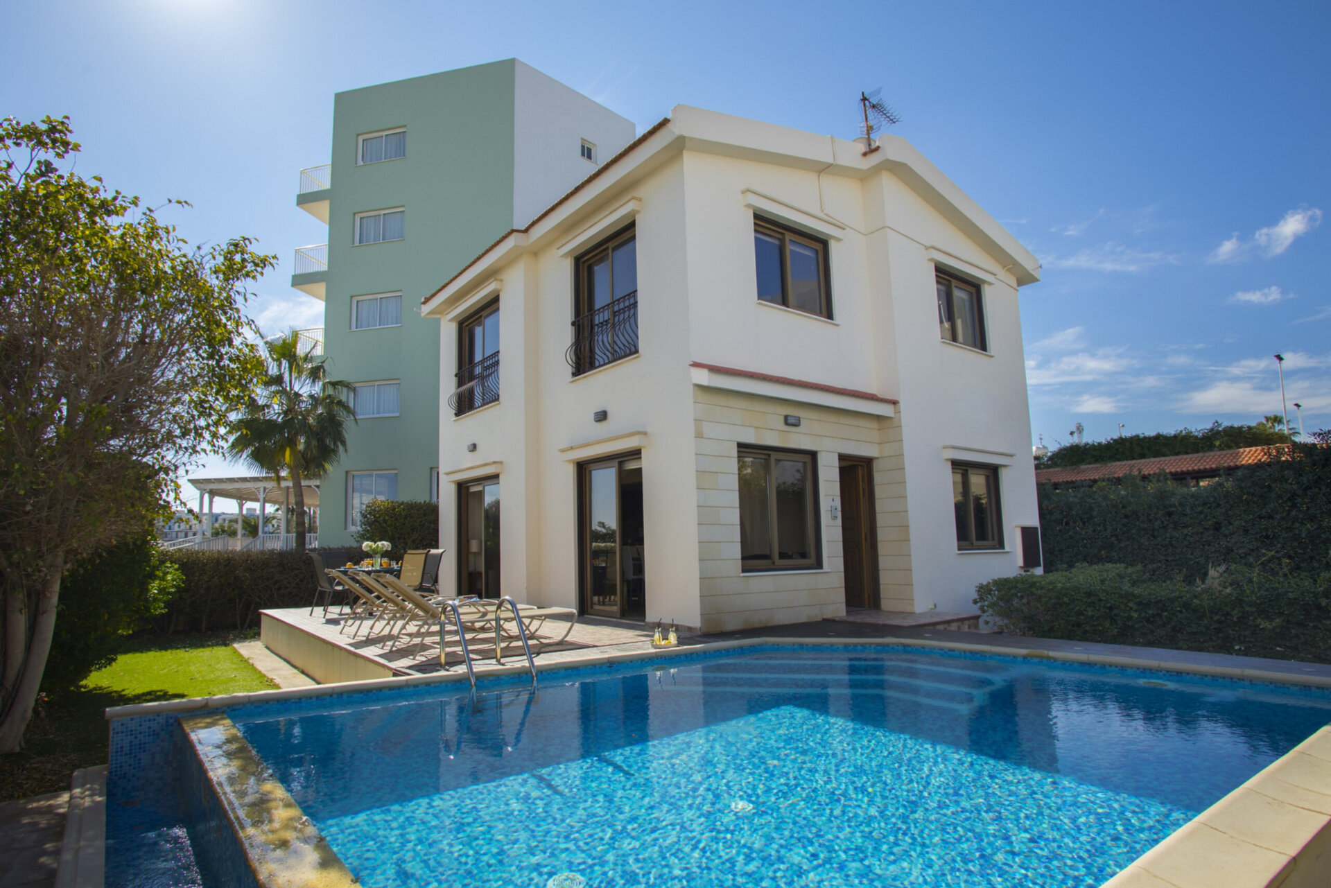Stellen Sie sich vor, Ihre Familie mietet diese Villa im zeitgenössischen Stil, Protaras Villa 1466
