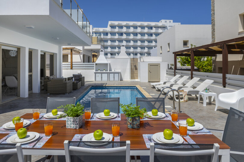 Sie und Ihre Familie werden diese 5-Sterne-Villa mit privatem Pool, Protaras Villa 1500, lieben