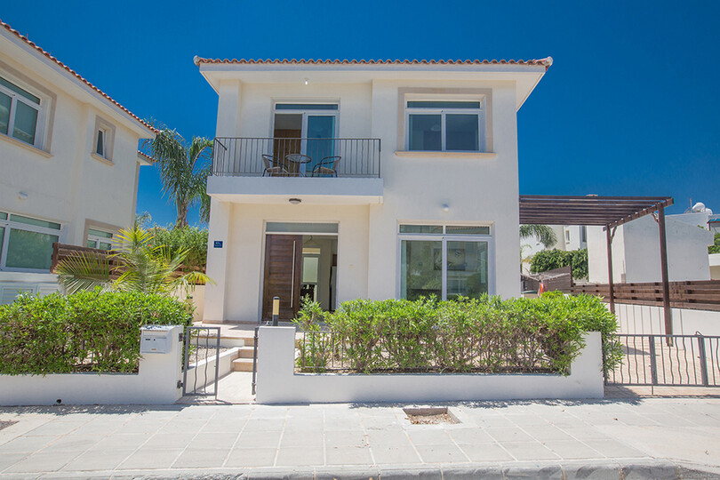 Stellen Sie sich vor, Sie und Ihre Familie mieten diese Luxusvilla nur wenige Minuten vom Strand entfernt, Protaras Villa 1504