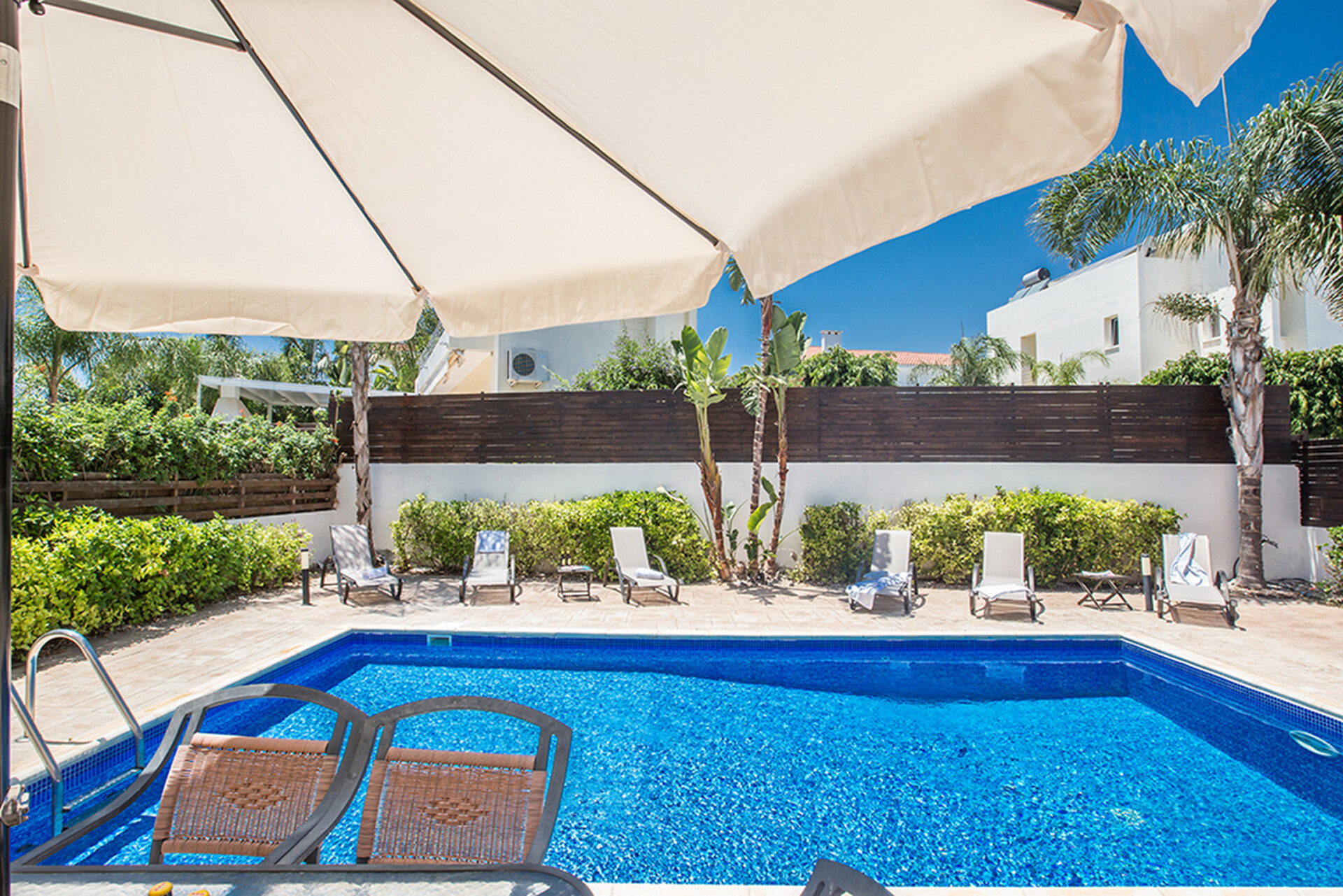 Stellen Sie sich vor, Sie und Ihre Familie mieten diese Luxusvilla nur wenige Minuten vom Strand entfernt, Protaras Villa 1504