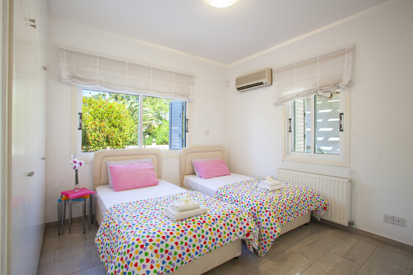 Stellen Sie sich vor, Ihre Familie mietet diese luxuriöse Strandvilla, Larnaca Villa 1399