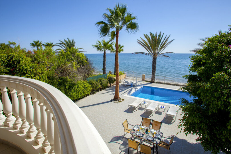 Stellen Sie sich vor, Ihre Familie mietet diese luxuriöse Strandvilla, Larnaca Villa 1399