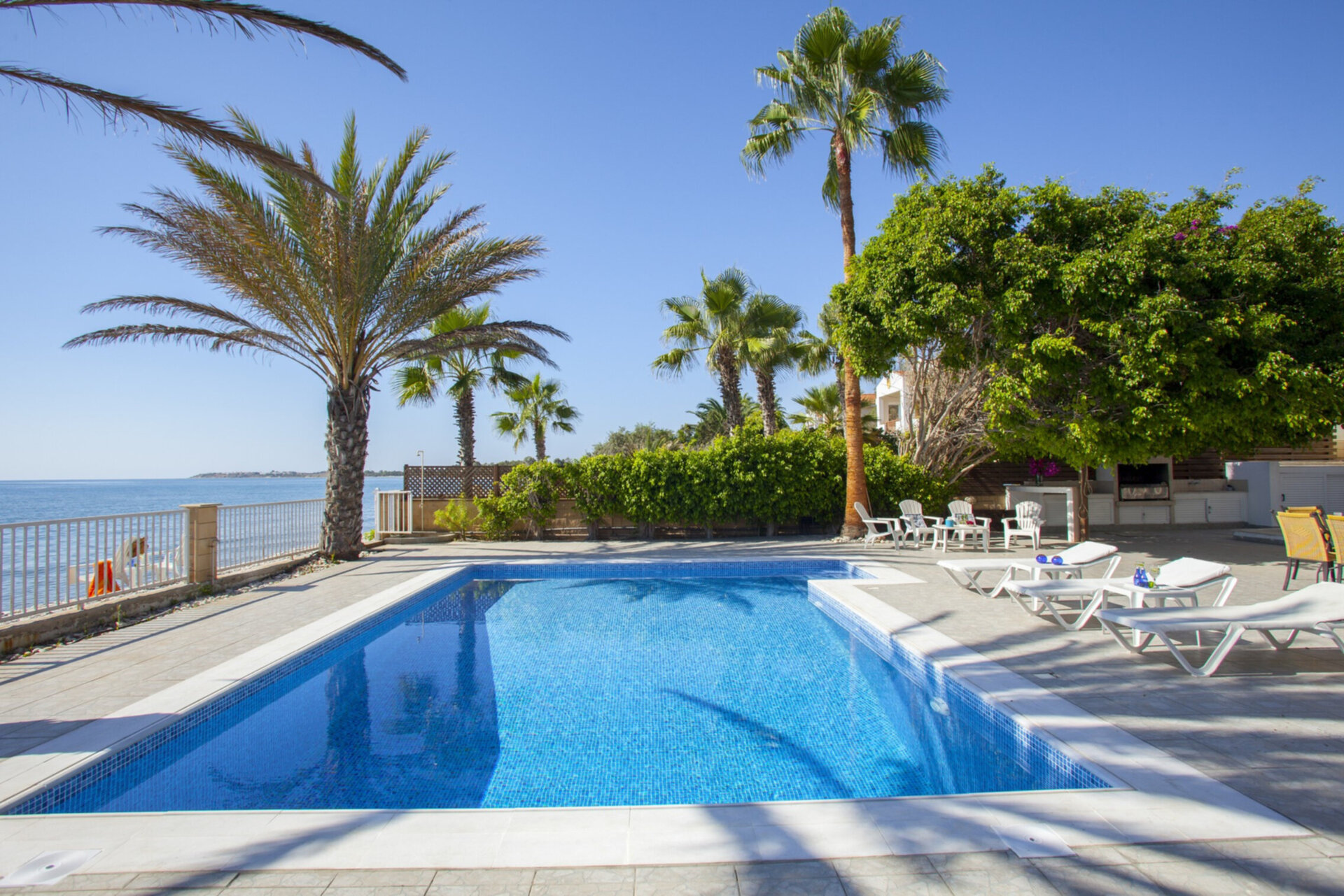 Stellen Sie sich vor, Ihre Familie mietet diese luxuriöse Strandvilla, Larnaca Villa 1399