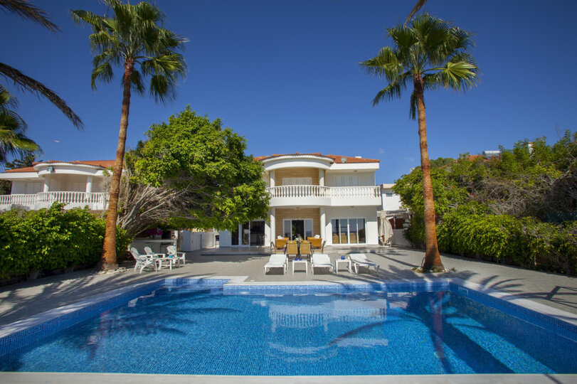 Stellen Sie sich vor, Ihre Familie mietet diese luxuriöse Strandvilla, Larnaca Villa 1399